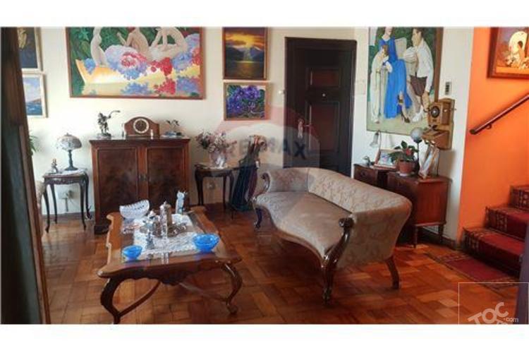 CASA AMPLIA, en muy buen estado de conservación.