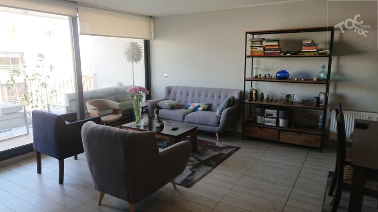 Depto amplio de 1 dormitorio, edificio de 2017, Metro Los Leones (Sin comisión)