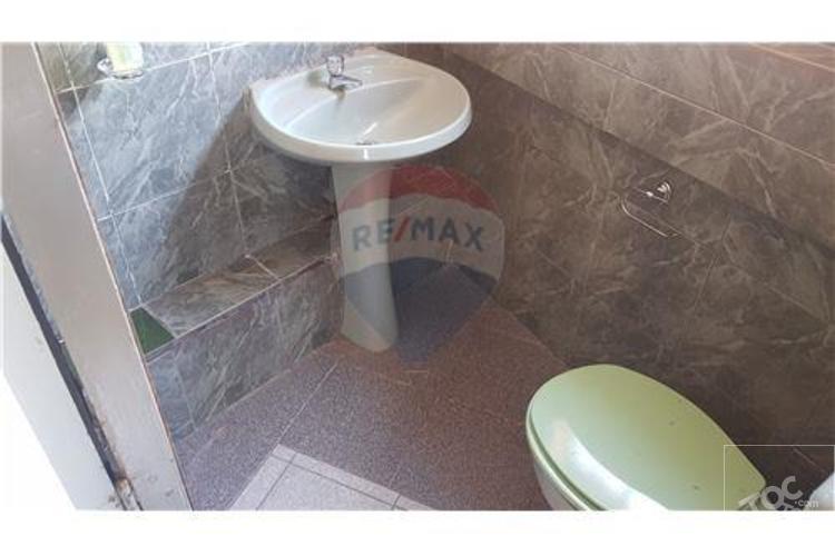 CASA AMPLIA, en muy buen estado de conservación.