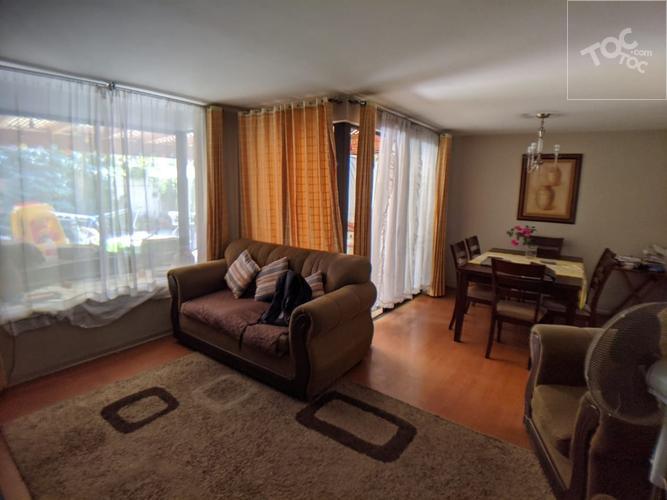Casa de 2 pisos en Condominio Ciudad Satélite Maipu