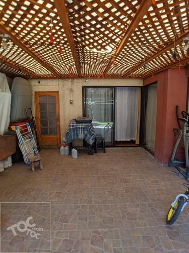 Casa de 2 pisos en Condominio Ciudad Satélite Maipu