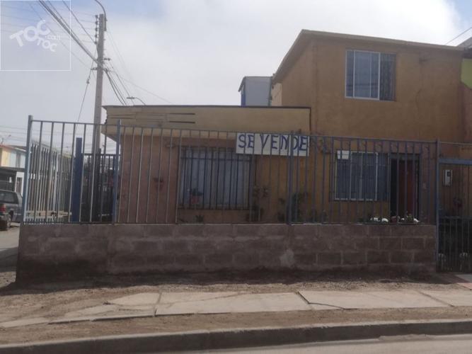 HERMOSA Y AMPLIA CASA A PASOS DEL CENTRO DE ALTO HOSPICIO