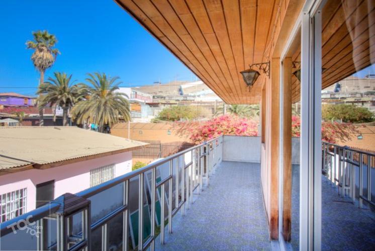 ESPECTACULAR RESIDENCIA ESTILO AÑOS 70
