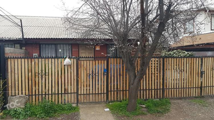 Casa 3 dormitorios, 1 baño, 2 estacionamientos, cerca Mall Plaza Tobalaba