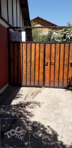 Casa 3 dormitorios, 1 baño, 2 estacionamientos, cerca Mall Plaza Tobalaba