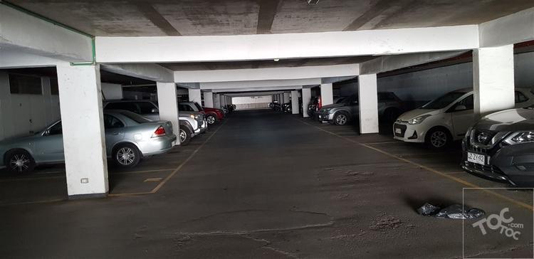 Departamento con Estacionamiento en Edificio Metro Valdovinos