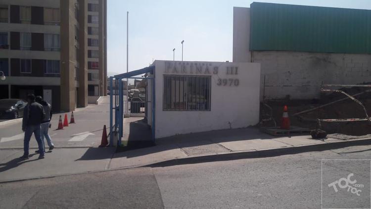 Departamento con Estacionamiento y Bodega. Condominio Parinas