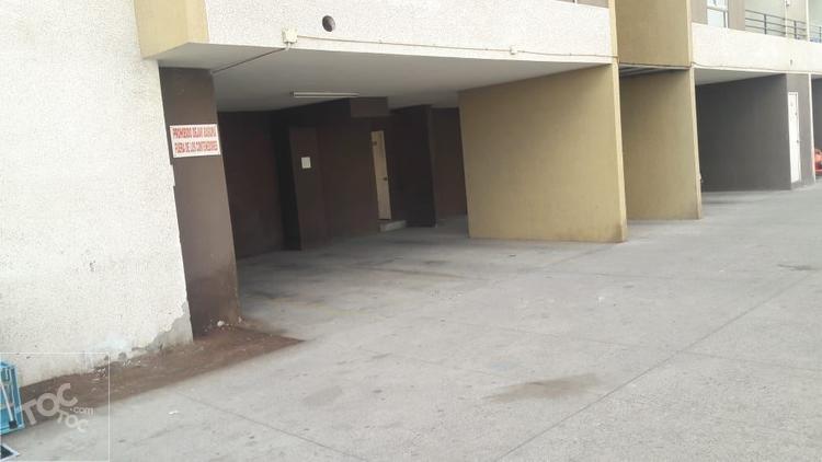 Departamento con Estacionamiento y Bodega. Condominio Parinas