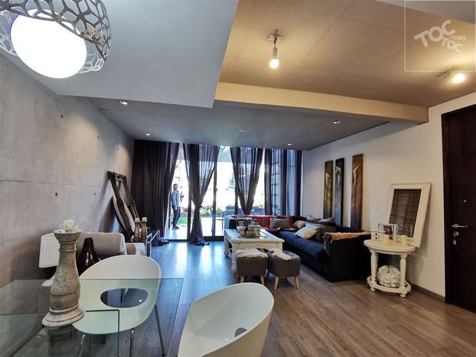 Townhouse / Av. Del Valle