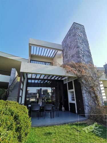 Townhouse / Av. Del Valle