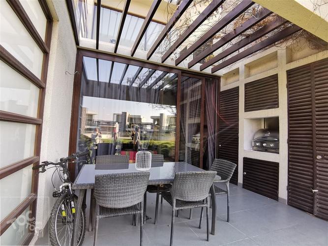 Townhouse / Av. Del Valle