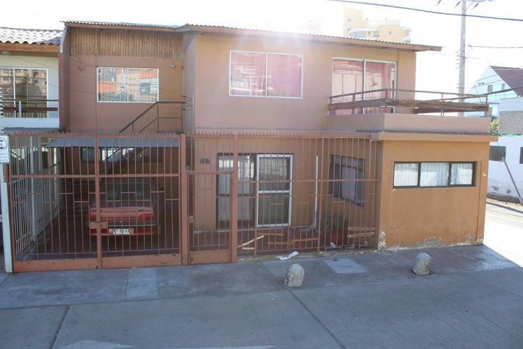 Casa en Avenida Angamos, excelente ubicación