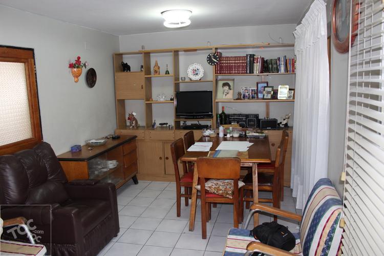 Casa en Avenida Angamos, excelente ubicación
