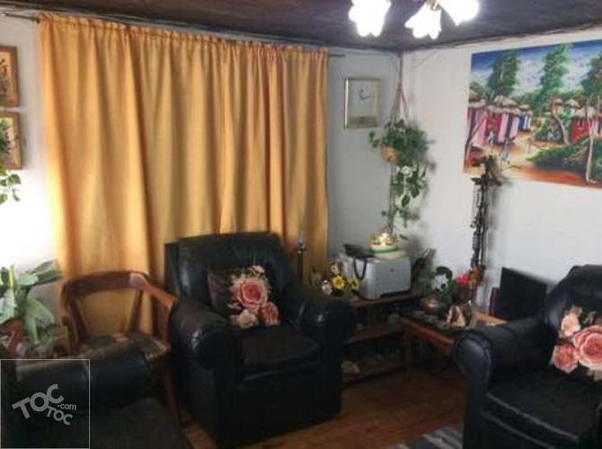 Casa esquina en buen estado, con pequeño bazar en funcionamiento, Maipú.
