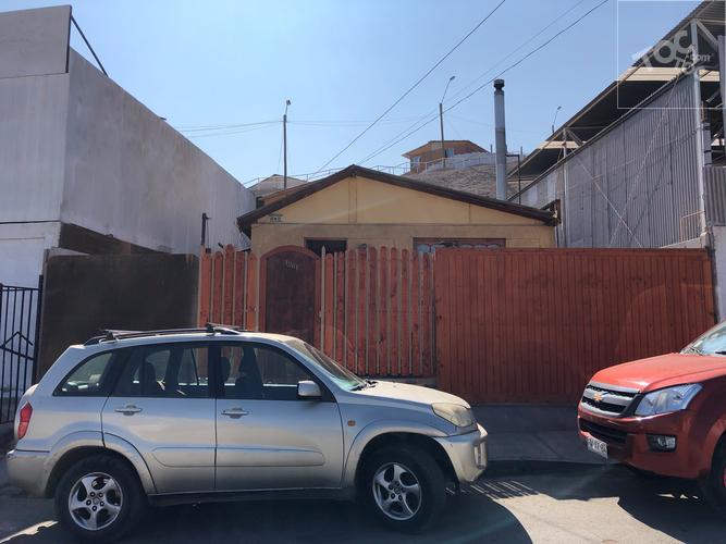 Amplia casa en Pedro León Gallo