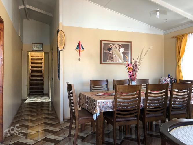 Amplia casa en Pedro León Gallo