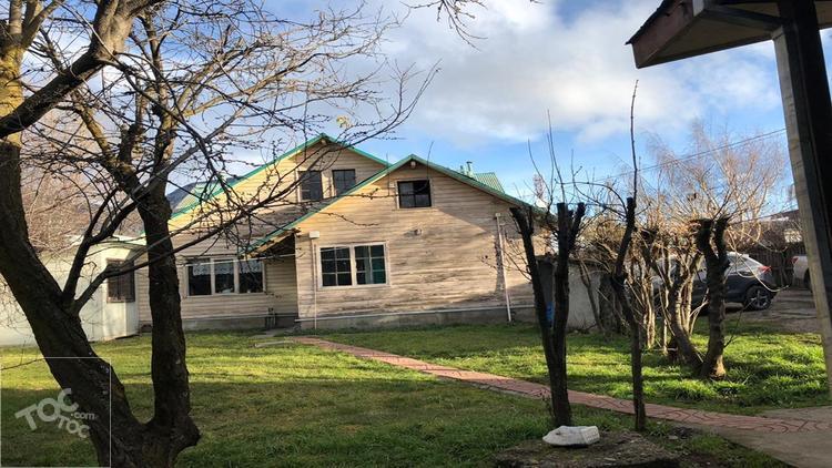 Excelente oportunidad, vendo terreno de 1250 mt2 con una casa y cabañas en el centro de la ciudad de Coyhaique
