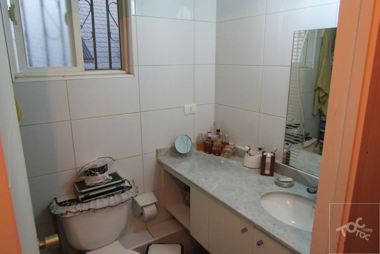 Casa esquinera en Condominio Laguna Norte/2 pisos, 3 dormitorios, 3 baños/ 4 estacionamientos