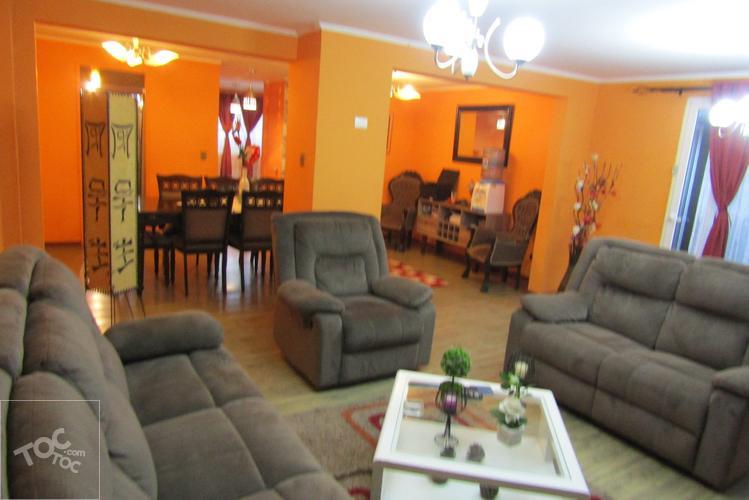 Casa esquinera en Condominio Laguna Norte/2 pisos, 3 dormitorios, 3 baños/ 4 estacionamientos