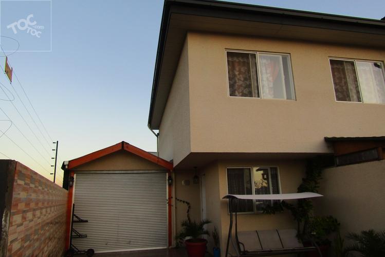 Casa esquinera en Condominio Laguna Norte/2 pisos, 3 dormitorios, 3 baños/ 4 estacionamientos