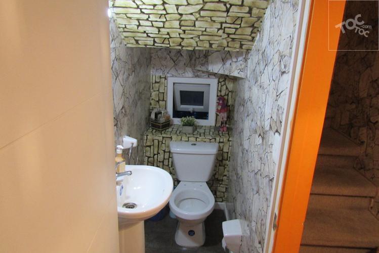Casa esquinera en Condominio Laguna Norte/2 pisos, 3 dormitorios, 3 baños/ 4 estacionamientos