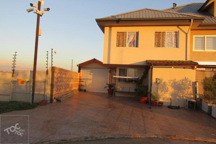 Casa esquinera en Condominio Laguna Norte/2 pisos, 3 dormitorios, 3 baños/ 4 estacionamientos