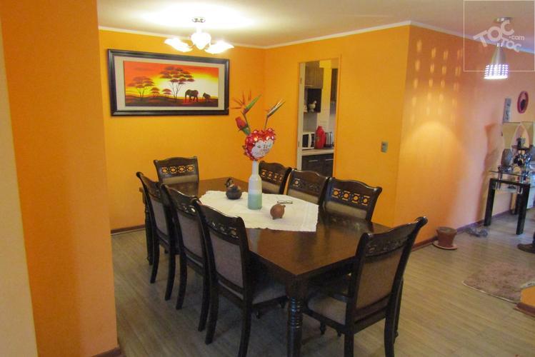 Casa esquinera en Condominio Laguna Norte/2 pisos, 3 dormitorios, 3 baños/ 4 estacionamientos