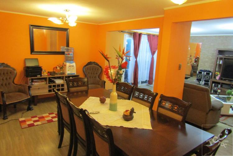 Casa esquinera en Condominio Laguna Norte/2 pisos, 3 dormitorios, 3 baños/ 4 estacionamientos