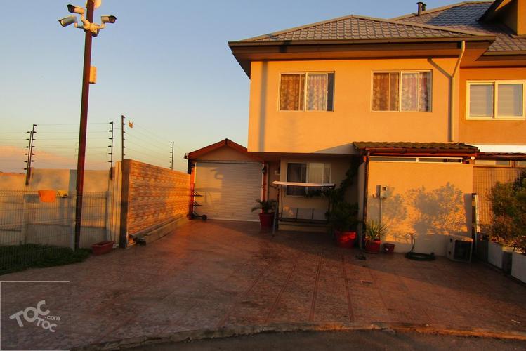 Casa esquinera en Condominio Laguna Norte/2 pisos, 3 dormitorios, 3 baños/ 4 estacionamientos