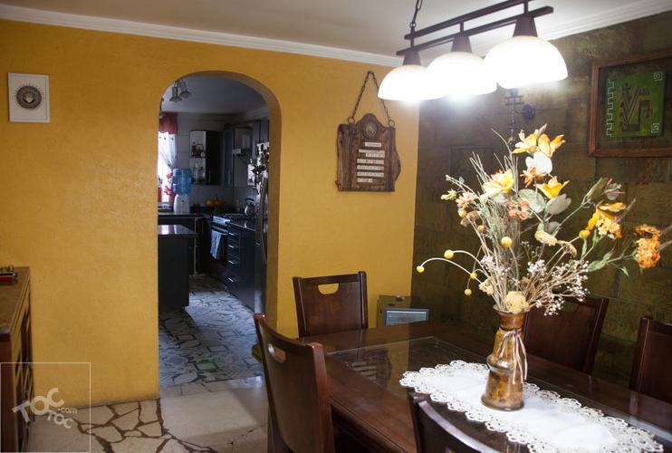 SE VENDE HERMOSA CASA EN QUINTA NORMAL, GRAN CONECTIVIDAD.