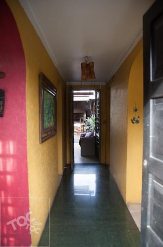 SE VENDE HERMOSA CASA EN QUINTA NORMAL, GRAN CONECTIVIDAD.