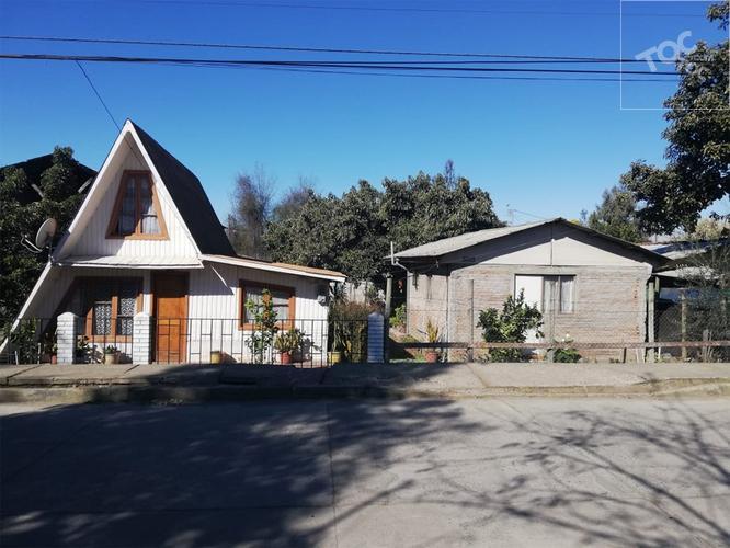 Se vende excelente terreno con dos casas y Galpón