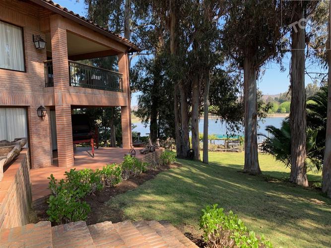 Espectacular casa a orilla lago Rapel sector Marina Golf // Camino La Puntilla