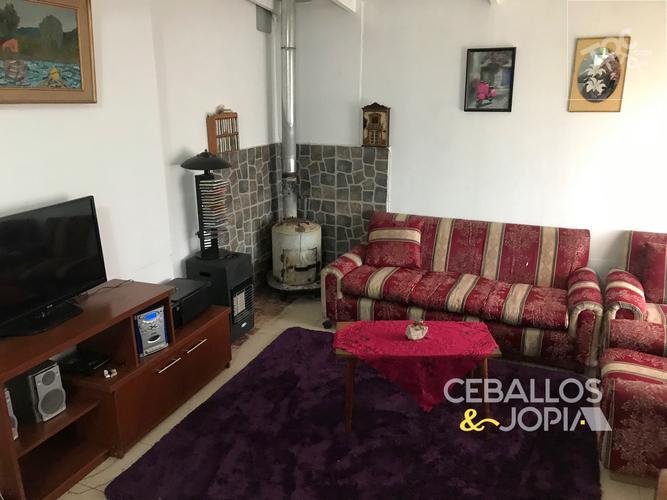 Ceballos & Jopia, VT682 Casa Con Local Comercial y terreno