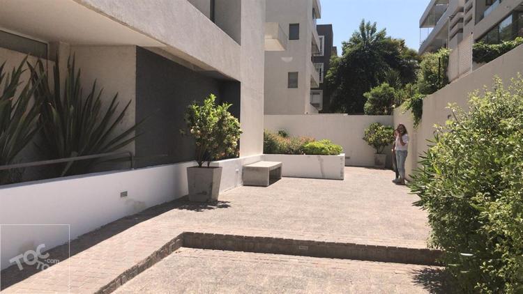 ESPECTACULAR DEPARTAMENTO EN PRIMER PISO CON GRAN JARDIN 3 ESTACIONAMIENTOS