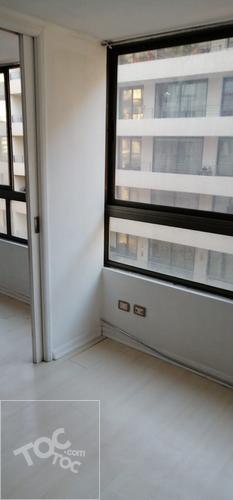 ARRIENDO DEPARTAMENTO EN UN PISO 10 DE 1D 1B DE 26 M2 APROX. CON ESTACIONAMIENTO A DOS CUADRAS DEL METRO ESTACIÓN SANTA ANA EN SANTIAGO CENTRO