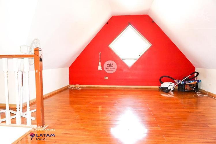 EN VENTA CASA MARAVILLOSA - AV. STA MARTA DE HUECHURABA