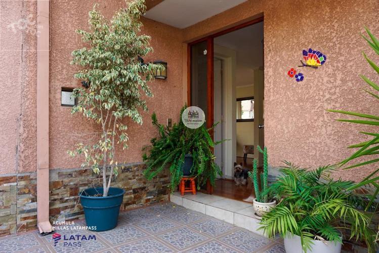 EN VENTA CASA MARAVILLOSA - AV. STA MARTA DE HUECHURABA