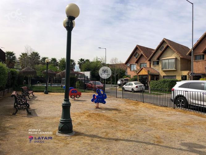 EN VENTA CASA MARAVILLOSA - AV. STA MARTA DE HUECHURABA