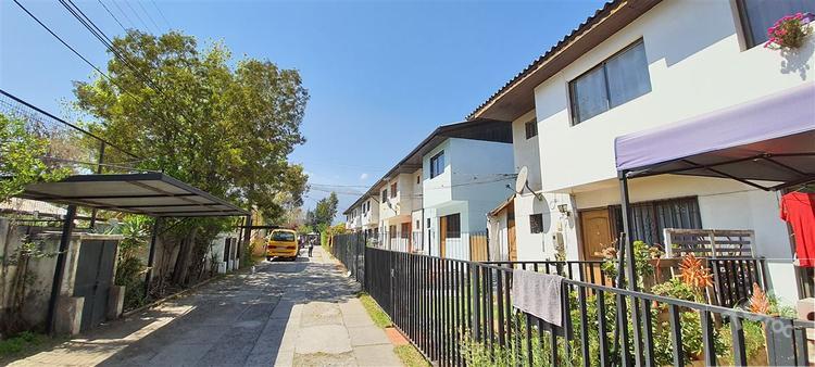 SE VENDE CASA DOS PISOS PAREADA EN CONDOMINIO AV. VICUÑA MACKENA #11510