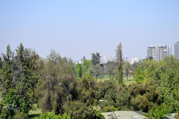 EXTRAORDINARIO DEPARTAMENTO EN LAS CONDES, SÓLO 4 ÑOS DE USO, FRANCISCO BILBAO CON HERMOSA VISTA AL CLUB DE GOLF.