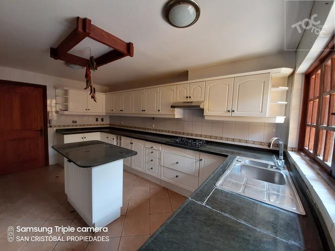 Extraordinaria Casa - Sector Los Almendros, Reñaca - Barrio Residencial - 302/567 mt2 - 6D - 4B - 3E