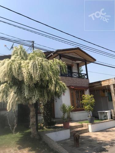 Acogedora casa en Condominio Villa Los Nogales de Tobalaba, accesos controlados y seguridad 24/7