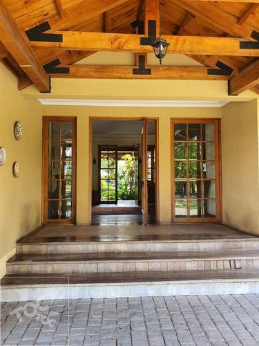 SE VENDE CASA DE LUJO, OPORTUNIDAD, POR APURO, SEMI AMOBLADA, CLUB DE GOLF LAS PALMAS