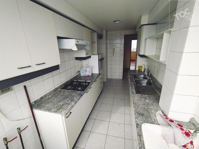 SE ARRIENDA AMPLIO DEPTO. 4D/4B + 2 ESTAC. – MANQUEHUE/COLON