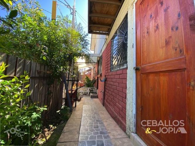 Ceballos & Jopia, Casa esquina / Villa Alemana