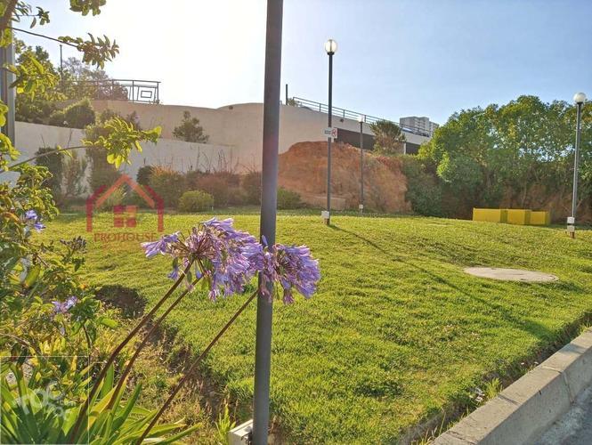 Se vende departamento y 2 estacionamientos en Castilla Gómez Carreño