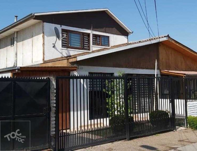 Se vende amplia y comoda casa en Maipu en zona residencial