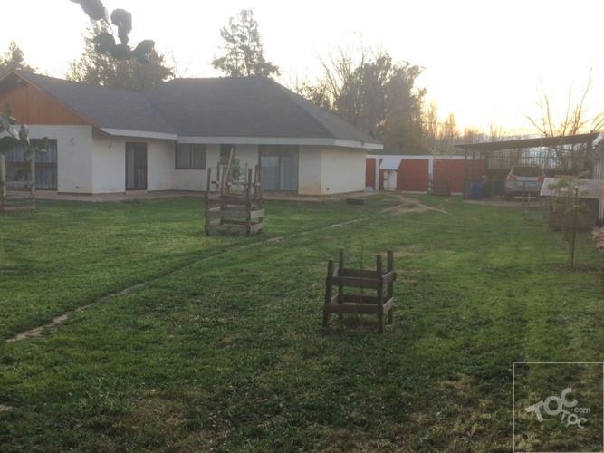 Se vende casa con hermoso y amplio terreno en Machali