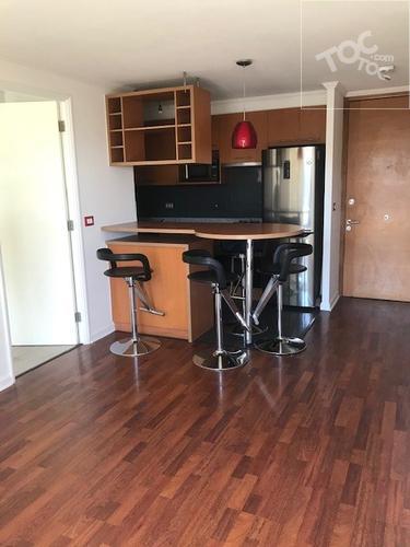 ELEGANTE DEPARTAMENTO 1 DORMITORIO 1 BAÑO TERRAZA, CON ESTACIONAMIENTO Y BODEGA, A PASOS DE METRO LOS LEONES